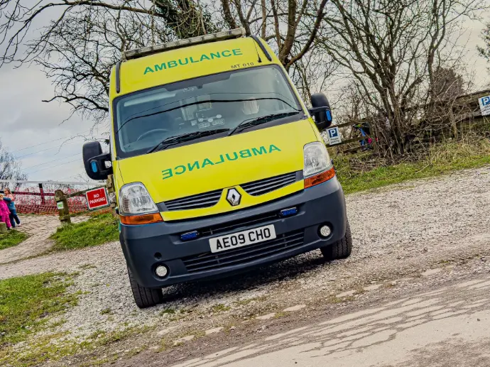 ambulance cateye medical team